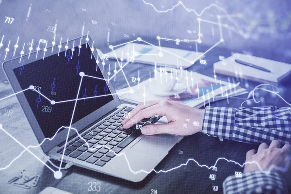 Doble exposición de la carta de divisas con el hombre que trabaja en la computadora en el fondo. Concepto de análisis de mercado . — Foto de Stock