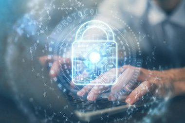 Arka planda bilgisayarda çalışan bir adamla birden fazla kilit simgesine maruz kalma. Ağ koruma kavramı.