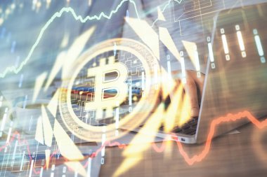 Kripto para tema hologramı arka planda bilgisayar üzerinde çalışan işadamı ile. Blockchain kavramı. Çift pozlama.