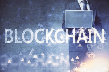 Kripto para tema hologramı arka planda bilgisayar üzerinde çalışan işadamı ile. Blockchain kavramı. Çift pozlama.