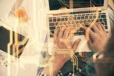 Erkeklerin ellerinin bilgisayar klavyesini ve teknik temalı hologram çizimlerini yazarken çift pozlama. Üst Manzara. Teknoloji konsepti.