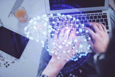 Bilgisayar klavyesini ve beyin hologramı çizimlerini yazarken çift pozlama. Üst Manzara. Ai ve veri teknolojisi kavramı.