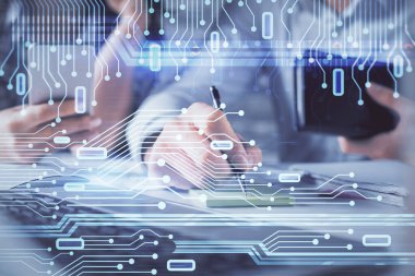 Kadın ve erkeğin birlikte çalışması ve teknoloji temasının hologramı çekmesi. Büyük veri konsepti. Bilgisayar arkaplanı.