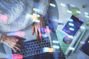 Bilgisayar ve veri temalı hologram çizimlerinde çalışan kadın elleri çift pozlama. Üst Manzara. Teknoloji konsepti.