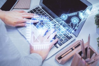 Bilgisayar ve veri temalı hologram çizimlerinde çalışan kadın elleri çift pozlama. Teknoloji kavramı.