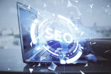 Bilgisayar ve seo hologram çizimleri üzerinde çalışan kadın elleri çift pozlama. internet arama kavramı.