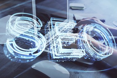 Bilgisayar ve seo hologram çizimleri üzerinde çalışan kadın elleri çift pozlama. internet arama kavramı.