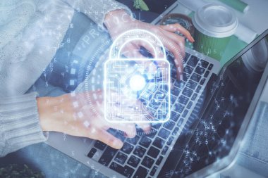 Bilgisayarda çalışan ve hologram çizimlerini kilitleyen kadın elleri çift pozlama. Güvenlik kavramı.