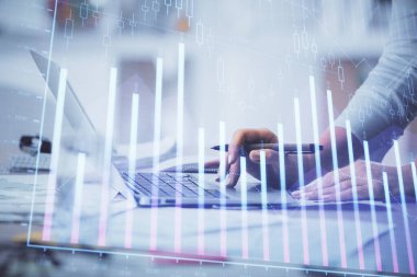 Bilgisayarda ve ön x grafik hologram çiziminde kadın eli yazarken çift pozlama. Borsa yatırım kavramı.