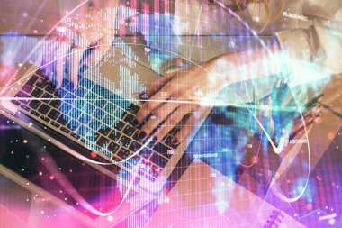 Kadın elinin bilgisayar ve iş temalı hologram çizimlerinde çifte pozlama. Başarı konsepti.