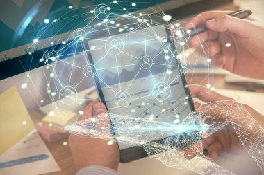 Bir adamın elini tutarken ve telefon ve sosyal ağ teması kullanırken çift pozlama.