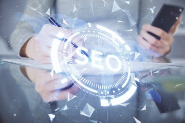SEO 'nun robot resmini ve cep telefonu kullanan kadını iki kez gösteriyor..