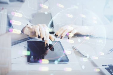 Harita çizimine çift pozlama hologram ve cep telefonu kullanan bir kadın..