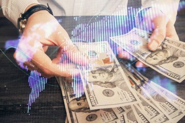 Finansal temaya çok fazla maruz kalma hologram, Amerikan dolarları ve erkek eli. İş konsepti.
