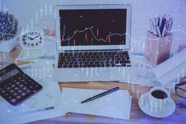 Finansal tablo çizimi ve arka planda bilgisayar olan bir tablo. Çifte maruziyet. Uluslararası pazarlar kavramı.