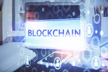 Engelleme zincirine ve kripto ekonomi temalı holograma ve bilgisayar arkaplanlı masaya çoklu maruz kalma. Bitcoin kripto para kavramı.