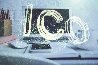 Engelleme zincirine ve kripto ekonomi temalı holograma ve bilgisayar arkaplanlı masaya çoklu maruz kalma. Bitcoin kripto para kavramı.