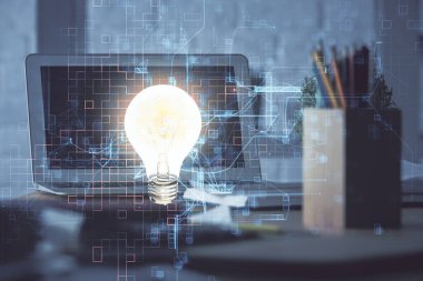 Bilgisayar ofisinde ampul simgesi hologramıyla birlikte. Çoklu maruz kalma. Fikir kavramı.