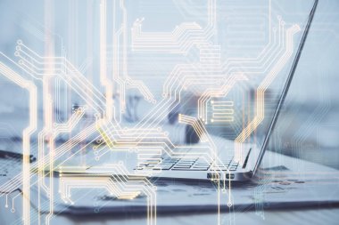 Bilgisayar, teknoloji temalı hologramla birlikte ofiste. Çoklu maruz kalma. Teknoloji kavramı.