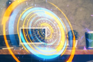 Bilgisayar, teknoloji temalı hologramla birlikte ofiste. Çoklu maruz kalma. Teknoloji kavramı.