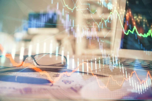 Holograma gráfico financiero con gafas sobre el fondo de la mesa. Concepto de negocio. Doble exposición . — Foto de Stock
