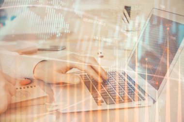 Arka planda dizüstü bilgisayar üzerinde çalışan adam ile borsa grafiği çift pozlama. Finansal analiz kavramı.