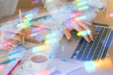 Veri temalı hologramın arka planda bilgisayarla çalışan bir adam tarafından çifte maruz bırakılması. Yenilik kavramı.