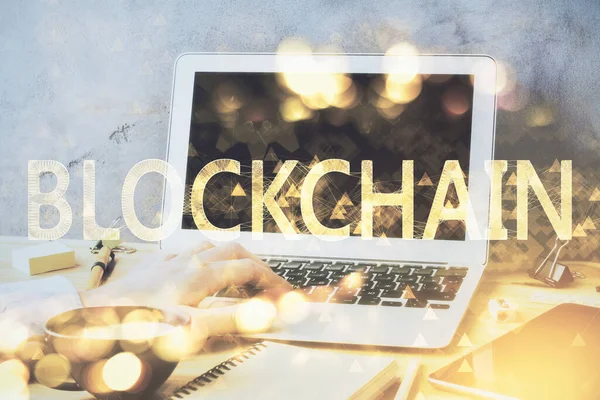 Crypto hologramme thème de la monnaie avec un homme d'affaires travaillant sur l'ordinateur en arrière-plan. Concept de blockchain. Double exposition . — Photo