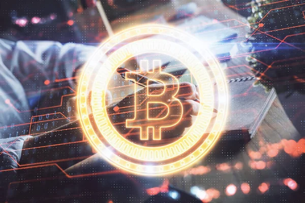 Голограмма в криптовалюте, биткоин, ико тема над руками, делающими заметки фоном. Концепция блокчейн. Мультиэкспозиция — стоковое фото