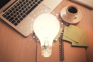 Masaüstü arka planında ampul çizimi. Üst Manzara. Çifte maruziyet. Fikir kavramı.