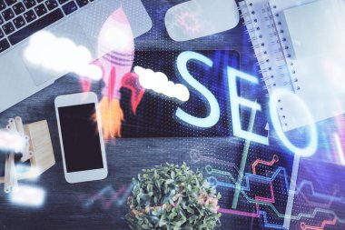 SEO hologramının masaüstü üzerinde çift pozlama. Üst Manzara. Arama optimizasyon kavramı.