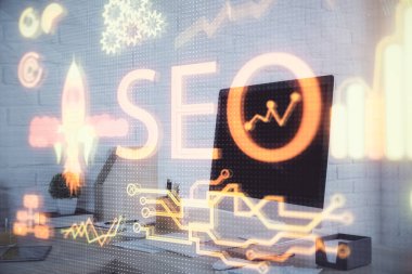 SEO çizimine ve ofis içi arka planına iki kez maruz kalmış. Arama optimizasyon motoru kavramı.