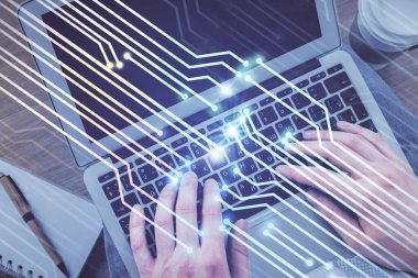 Erkeklerin ellerinin bilgisayar klavyesini ve veri temalı hologram çizimini yazarken çoklu pozlama. Üst Manzara. Teknoloji konsepti.