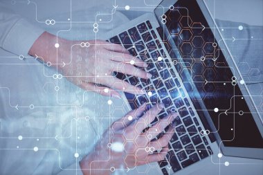 Bilgisayar ve veri temalı hologram çizimlerinde çalışan kadın elleri çift pozlama. Üst Manzara. Teknoloji konsepti.