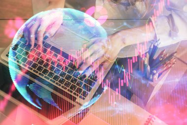 Kadın elinin bilgisayar ve iş temalı hologram çizimlerinde çifte pozlama. Başarı konsepti.