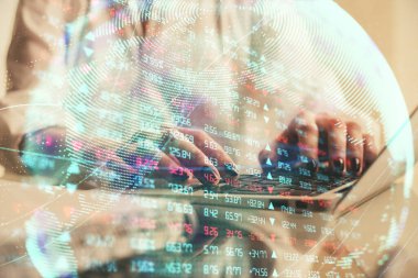 Kadın elinin bilgisayar ve iş temalı hologram çizimlerinde çifte pozlama. Başarı konsepti.