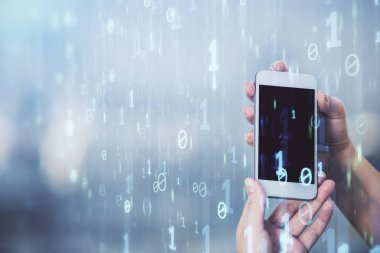 Teknolojiye çifte maruz kalma, hologram ve cep telefonu kullanan bir kadın..