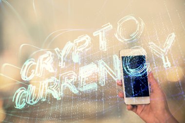 Hologram ve cep telefonu kullanan bir kadın tarafından iki kez görüntülenir..