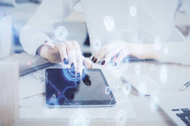 Teknolojiye çifte maruz kalma, hologram çizimi ve cep telefonu kullanan bir kadın. Ai kavramı
