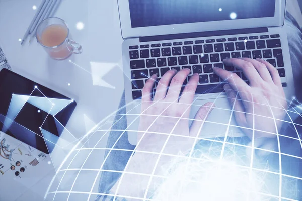 컴퓨터 키보드 와 세계 지도 홀로그램 그림 위에서 손으로 타자하는 사람들의 다양 한 노출. 위에서 본 모습. 기술 개념. — 스톡 사진