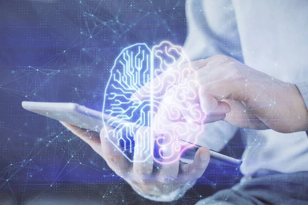 Dupla exposição do homem mão segurando e usando um dispositivo digital e desenho do holograma do cérebro. Conceito de dados. — Fotografia de Stock