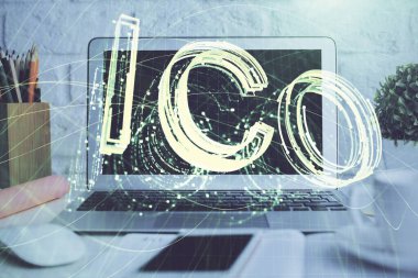 Engelleme zincirine ve kripto ekonomi temalı holograma ve bilgisayar arkaplanlı masaya çoklu maruz kalma. Bitcoin kripto para kavramı.