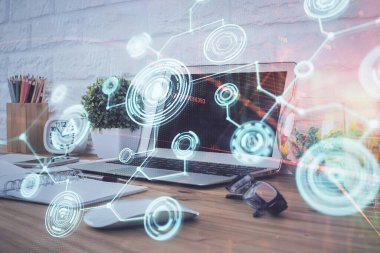 Sosyal ağ hologramıyla birlikte bilgisayar masaüstünde. Çoklu maruz kalma. Uluslararası insan ilişkileri kavramı.