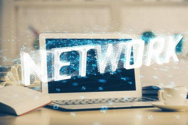 Masaüstü bilgisayarı ve teknoloji temalı holograma çift pozlama. Yazılım geliştirme kavramı.