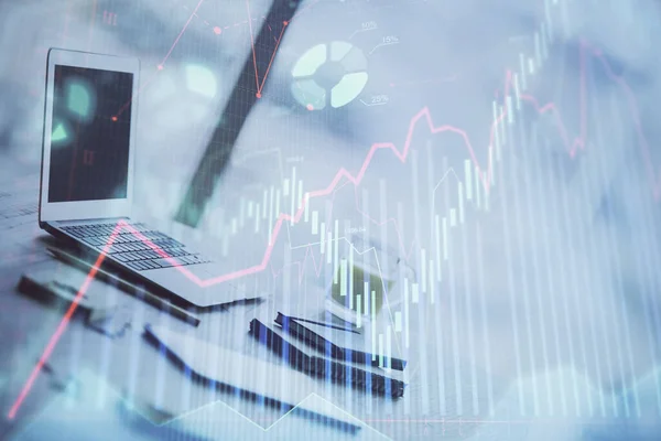 Forex grafiek hologram op tafel met computer achtergrond. Meervoudige blootstelling. Begrip financiële markten. — Stockfoto