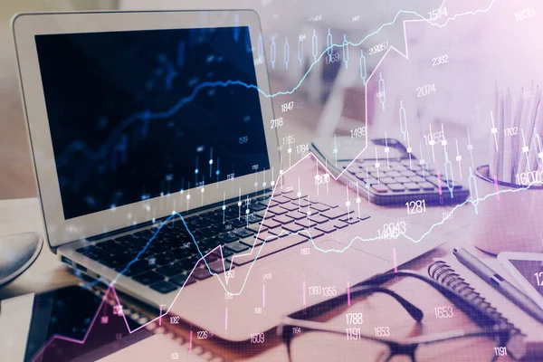 外国為替市場チャートのホログラムと個人的なコンピュータの背景。露出を2倍。投資の概念. — ストック写真