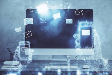 Ofisteki bilgisayar arkaplanı ve uçuş hologram çizimi. Çoklu maruz kalma. Elektronik posta kavramı.