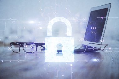 Bilgisayar ve ikon hologramı ile masaüstüne çift pozlama. Veri güvenliği kavramı.