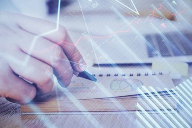 Borsa forex grafiği ile çoklu pozlama closeup eller.