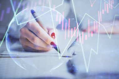 Forex grafik hologramı ile not lar yapan kadın ellerinin çift pozlama. Konsept borsa analizi.